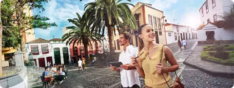 Pareja de turistas sonriendo