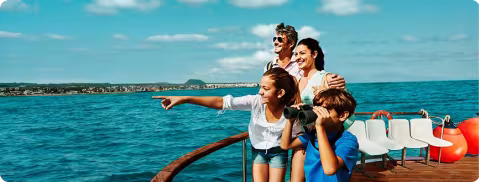Pareja con niños sonrientes en un barco