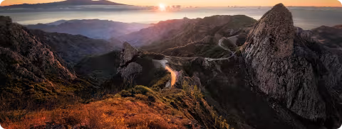 Montañas con una puesta del sol al fondo
