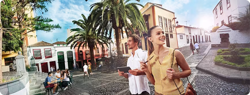 Pareja de turistas sonriendo