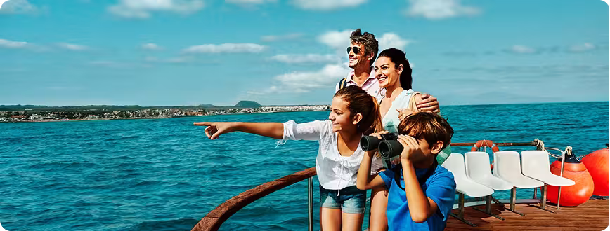 Pareja con niños sonrientes en un barco